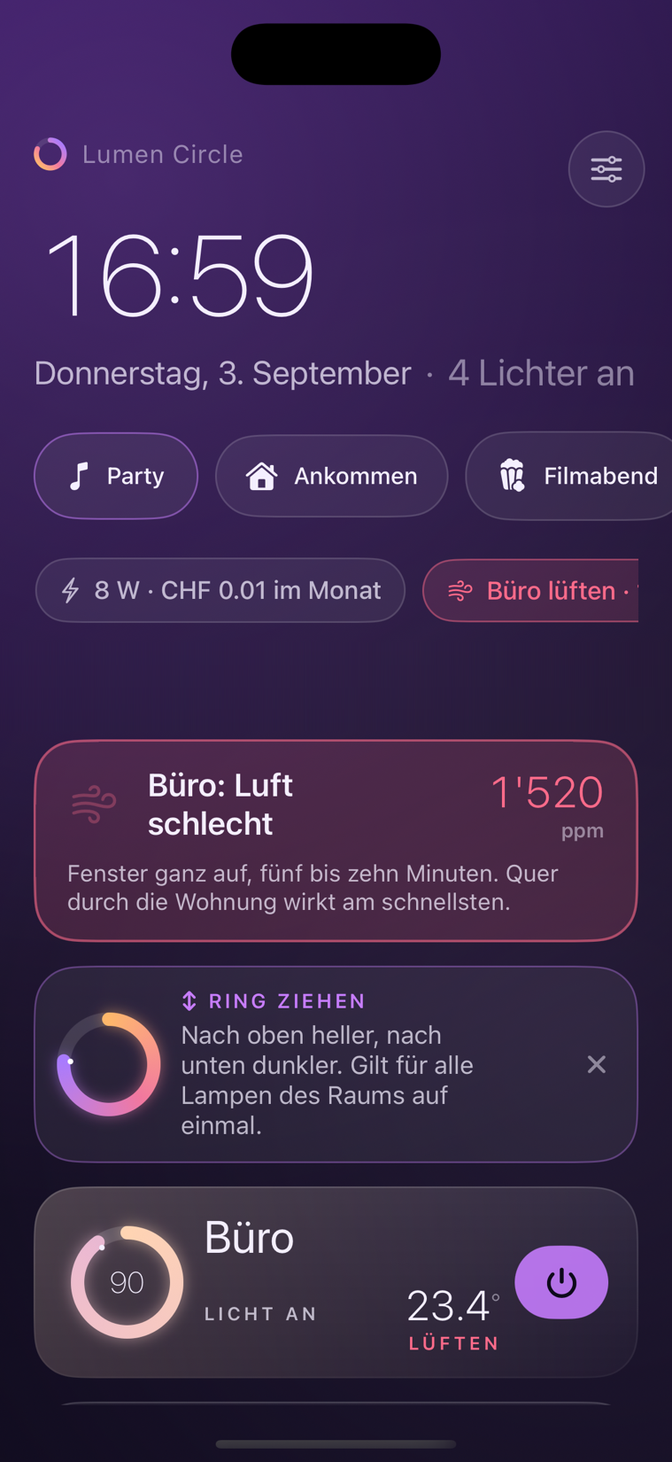 Das iPhone-Dashboard: Uhrzeit, Szenen, ein Chip mit Leistung und Monatskosten, darunter die Räume mit ihren Lichtringen.