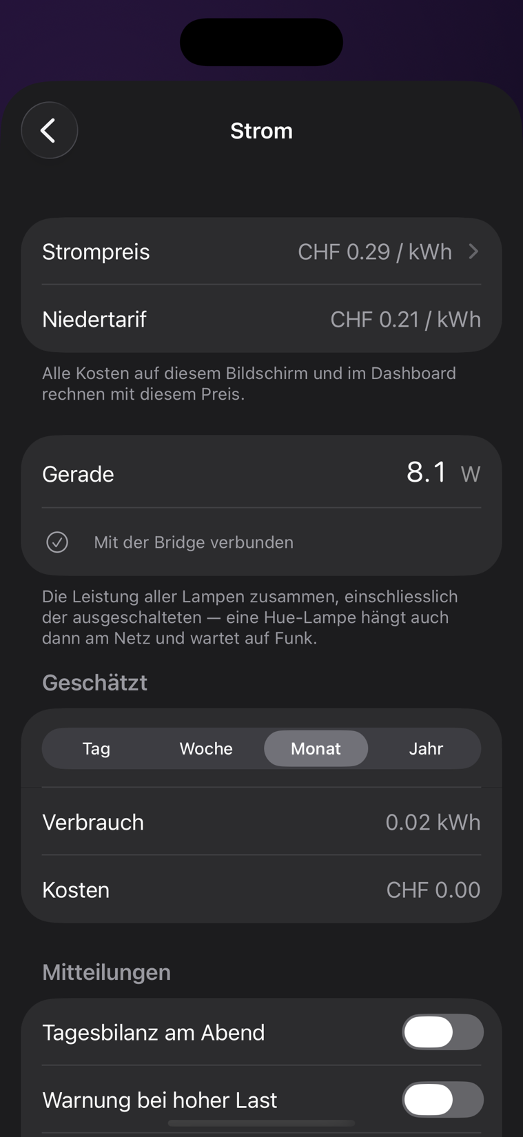 Der Strom-Bildschirm: Strompreis mit Hoch- und Niedertarif, die Leistung gerade, Verbrauch und Kosten des Monats, darunter die Schalter für Meldungen.